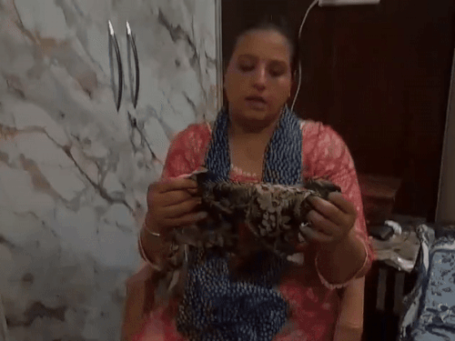 गुरमीत कौर को तरह से लुटेरों ने गले में पहने चुन्नी और रुमाल से बांधा उस संबंधी वह जानकारी देती हुई। - Dainik Bhaskar