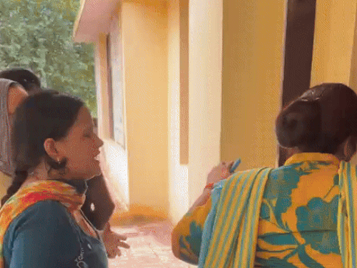 थाने के बाहर हरियाणवी डांसर सपना शर्मा SHO से उलझती नजर आईं।