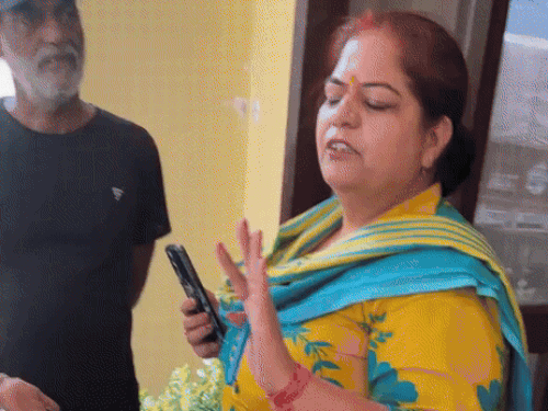 महिला थाना की SHO हरियाणवी डांसर को समझाती हुईं।