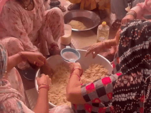 रेखा गुप्ता के पुश्तैनी मकान में सुहाली तैयार करतीं महिलाएं।