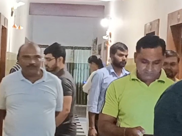 घटना के बाद होटल पर अधिकारी-कर्माचारी पहुंचे।