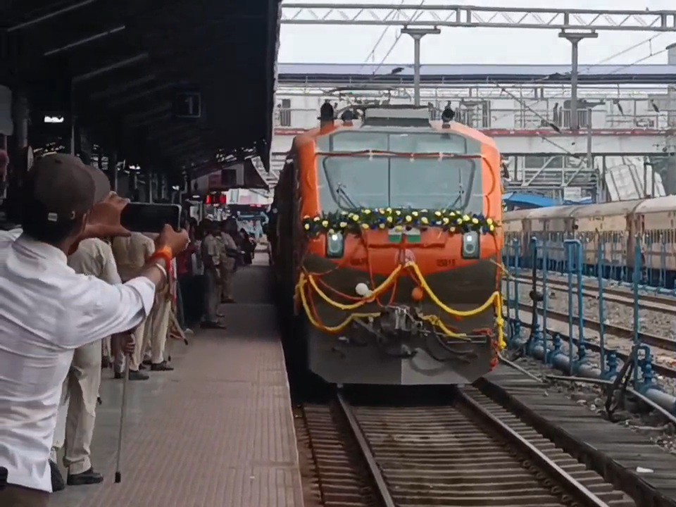 Amrit Bharat Express train reached Jamalpur | जमालपुर पहुंची अमृत भारत एक्सप्रेस ट्रेन: 40 मिनट की देरी से आई, ADRM और MLC ने किया स्वागत - Munger News | Dainik Bhaskar
