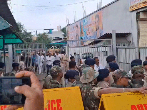 छत्तीसगढ़ के भिलाई में भूपेश बघेल के घर पर ED ने छापेमारी की है। भूपेश बघेल अपने घर से पैदल ही विधानसभा के लिए निकल गए हैं। - Dainik Bhaskar