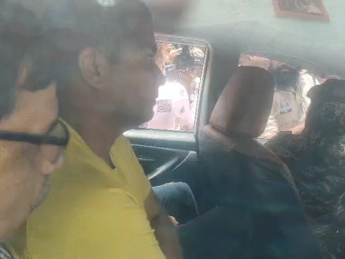 भिलाई से ED की टीम ने भूपेश बघेल के बेटे चैतन्य को गिरफ्तार कर लिया है। ED की टीम चैतन्य को पूछताछ के लिए रायपुर दफ्तर लेकर जा रही है। - Dainik Bhaskar