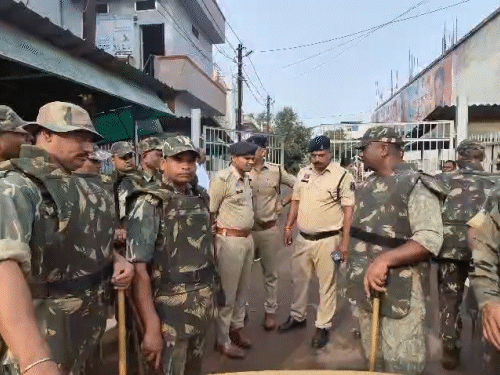 भिलाई पुलिस बड़ी संख्या में तैनात है। गेट से अंदर किसी को आने जाने नहीं दिया जा रहा है।