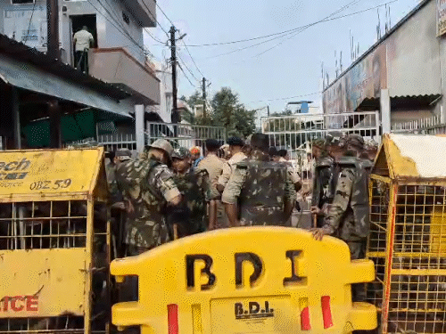 भिलाई में पुलिस ने की बैरिकेडिंग। किसी को भी अंदर नहीं आने दिया जा रहा है।