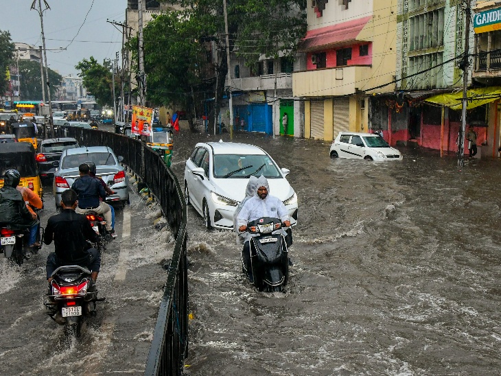 Telangana: The road was flooded after heavy rains in Usmanganj, Hyderabad.