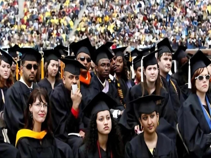 There are a total of 11.26 lakh foreign students in the US, out of which 3.31 lakh are Indians. - Dainik Bhaskar