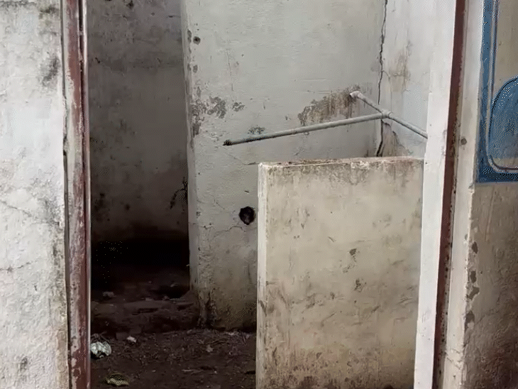 कुछ स्कूलों के शौचालय में नल का कनेक्शन है लेकिन नल नहीं। अंदर गंदगी भरी है।