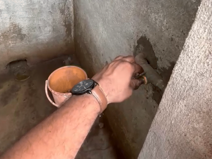 कुछ स्कूलों के शौचालय में नल लगा है, लेकिन पानी नहीं आता।