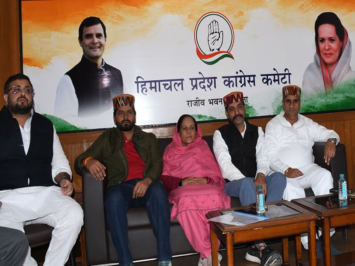 हिमाचल में कांग्रेस के नए संगठन पर मंथन के लिए राजीव भवन में मौजूद हाईकमान द्वारा भेजे गए पदाधिकारी