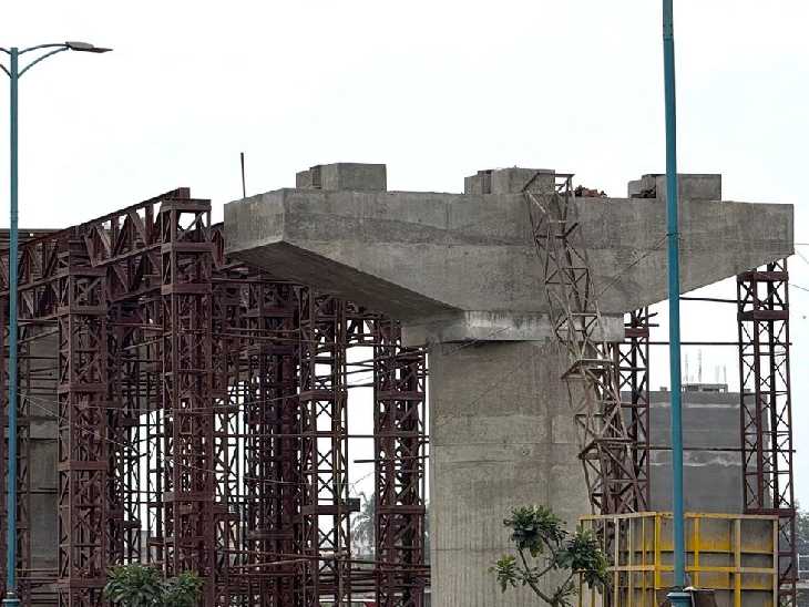लक्ष्मी बाई नगर रेलवे ओवर ब्रिज का काम अभी जारी है।