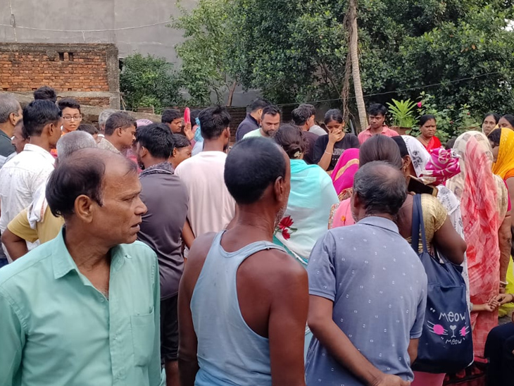 मृतक के घर पर जुटी लोगों की भीड़।