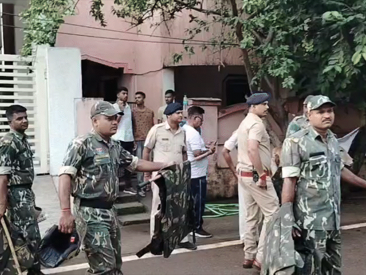भिलाई में भूपेश बघेल के घर के बाहर बड़ी संख्या में पुलिस बल तैनात है।