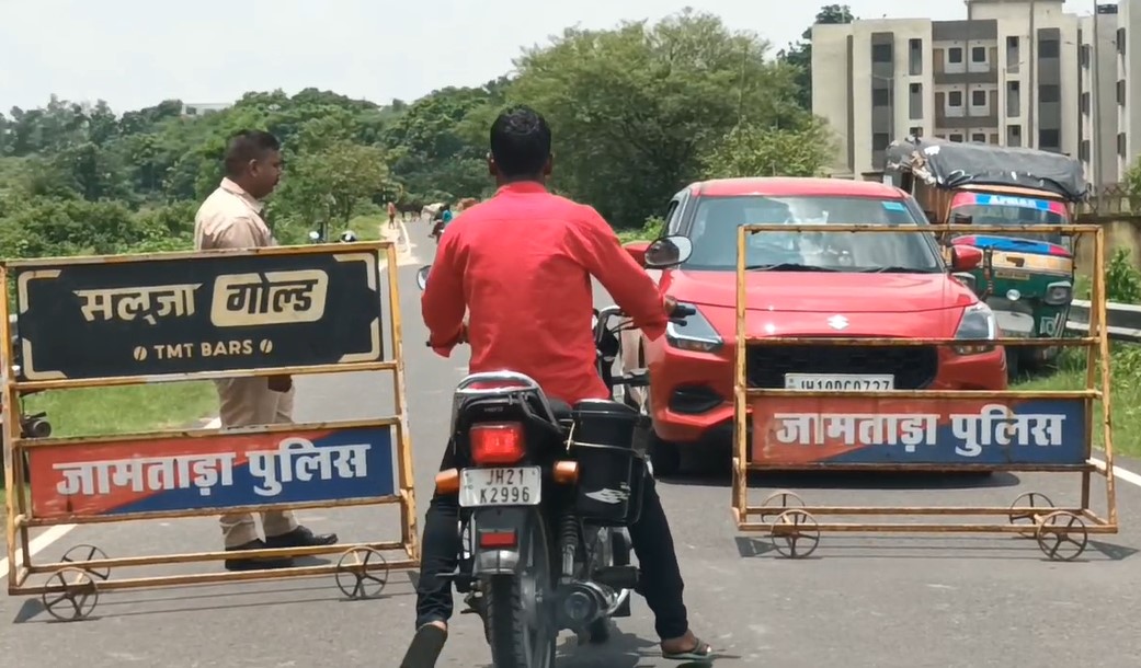 जिला प्रशासन ने तत्काल प्रभाव से पुल से होकर चार पहिया और भारी वाहनों के आवाजाही पर रोक लगा दी है।