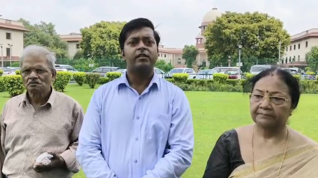 रूसी महिला और उसके भारतीय पति (ब्लू शर्ट में) बच्चे की कस्टडी को लेकर सुप्रीम कोर्ट में याचिका दायर की थी।