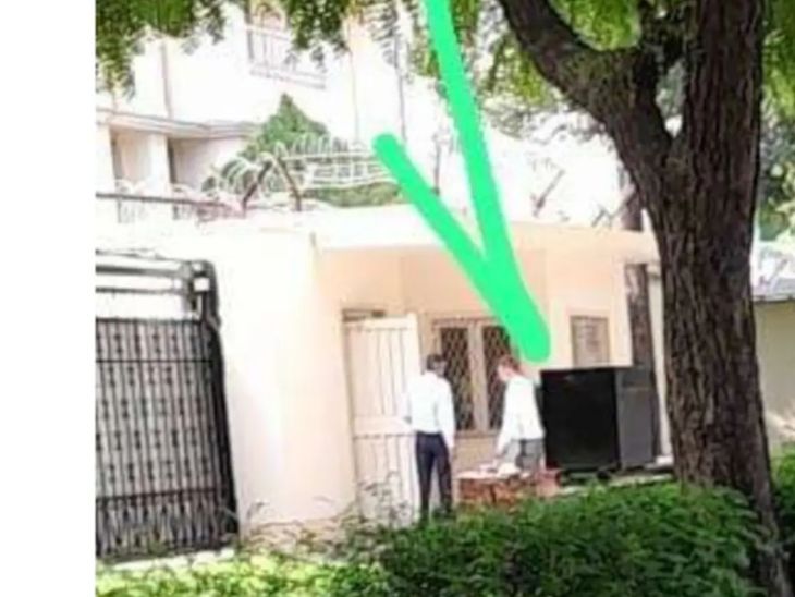 इस तस्वीर को लेकर दावा है कि इसमें विक्टोरिया बसु रूसी दूतावास में पिछले गेट से घुसती हुई दिखी थी।