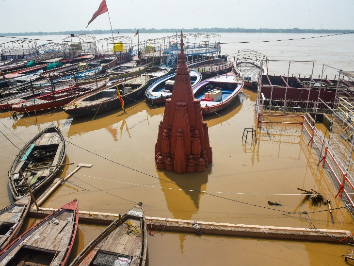 Uttar Pradesh: In Varanasi, temples built on the ghat from the rising Ganges river have drowned, boats are floating.