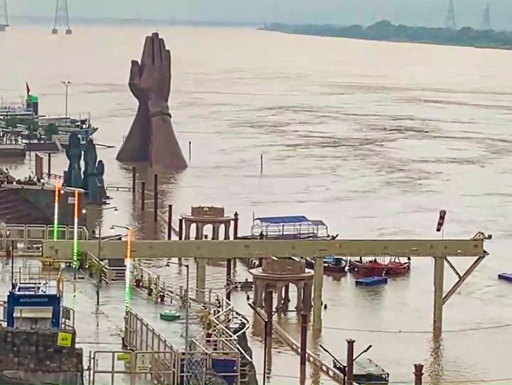 वाराणसी में गुरुवार को लगातार बारिश के बाद गंगा नदी में पानी का लेवल बढ़ने से नमो घाट डूब गया।