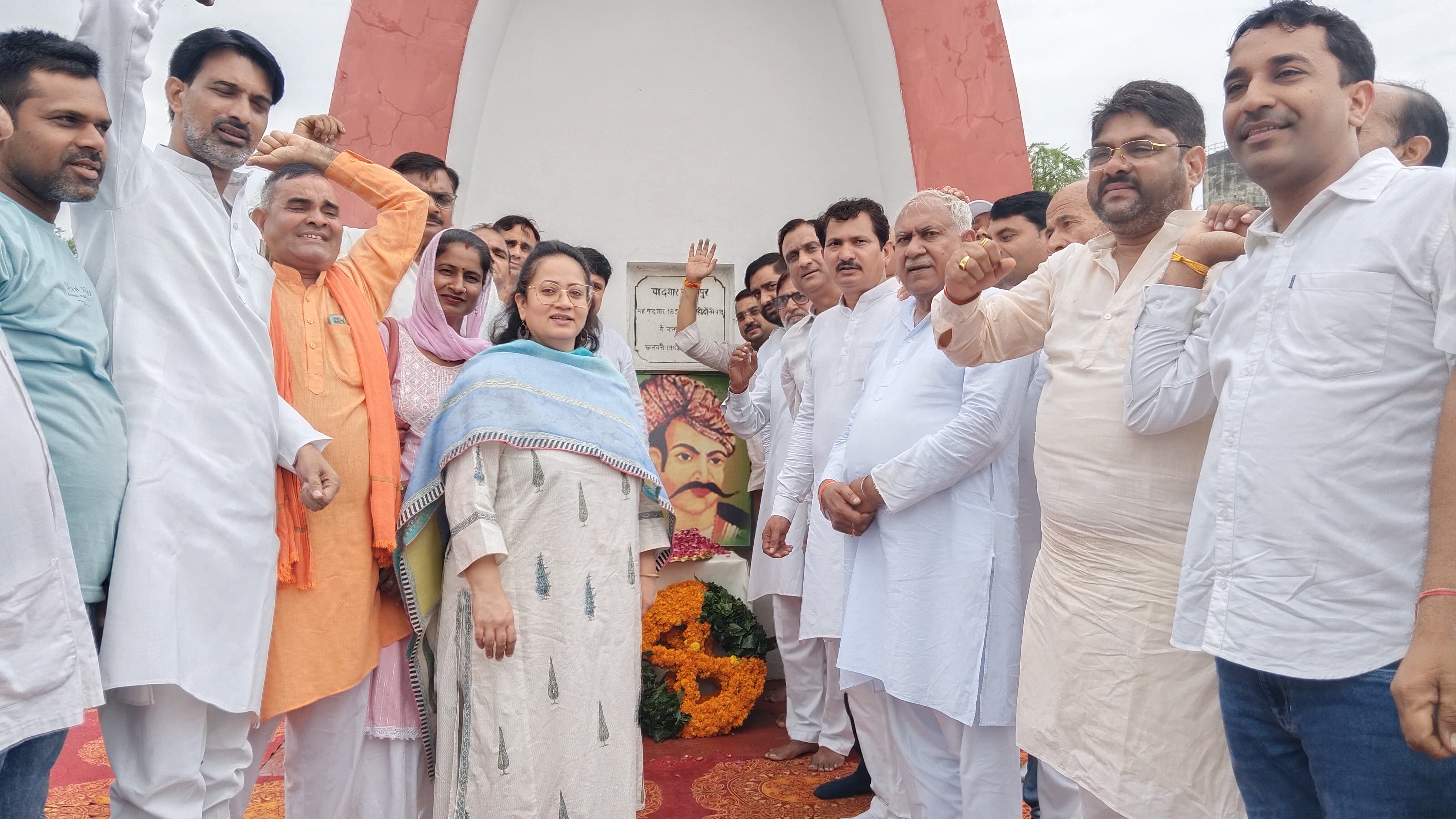 नारनौल में शहीद राव तुलाराम के चित्र पर पुष्प अर्पित करती स्वास्थ्य मंत्री आरती राव