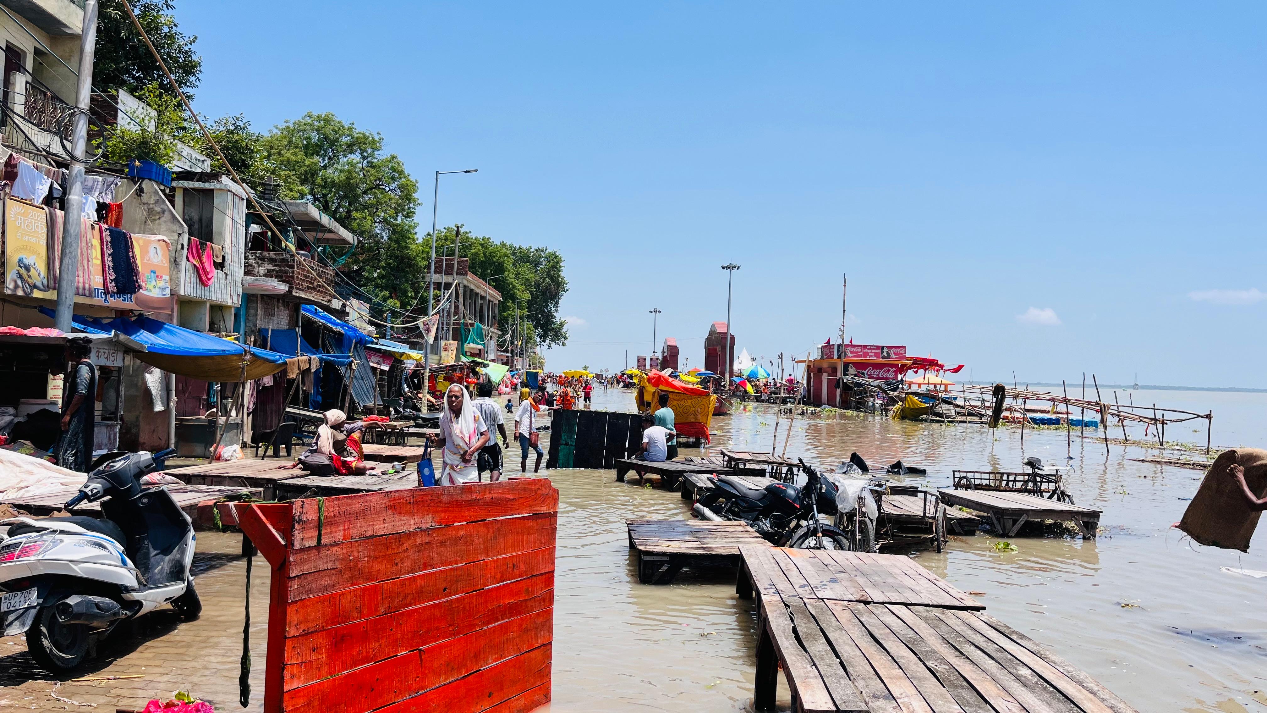 दशाश्वमेध घाट पूरी तरह से डूब गया है, आस पास की दुकानों में घुसा पानी