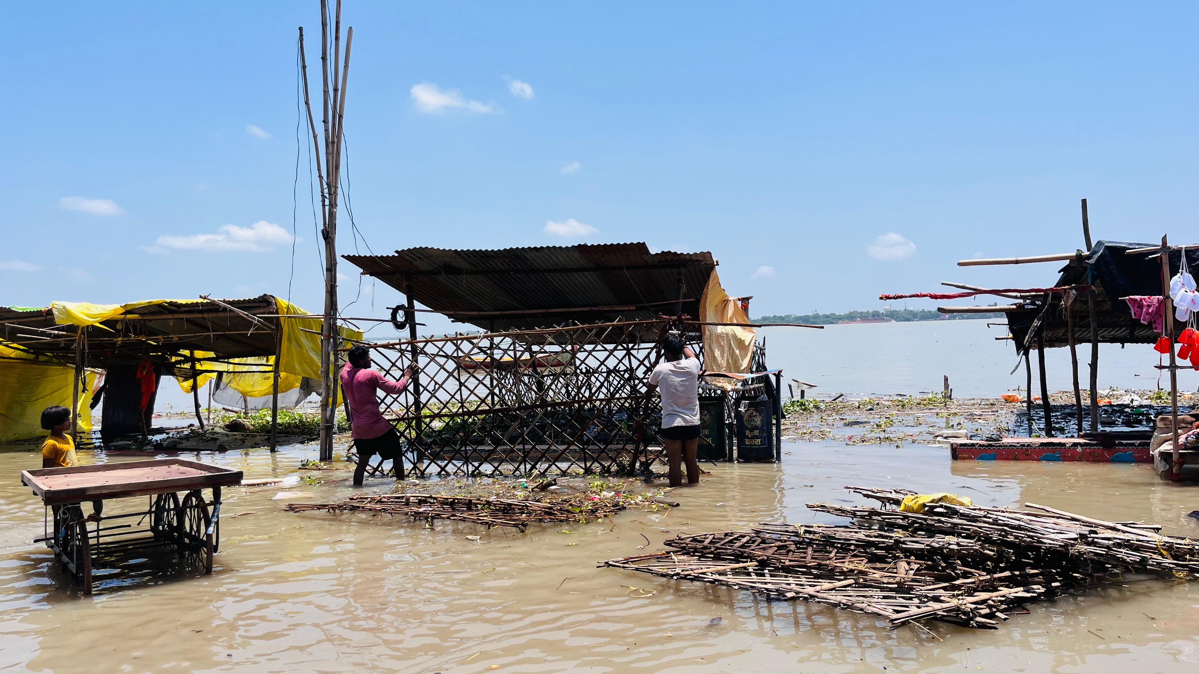 घाट के पास सभी दुकाने पूरी तरह से डूबी