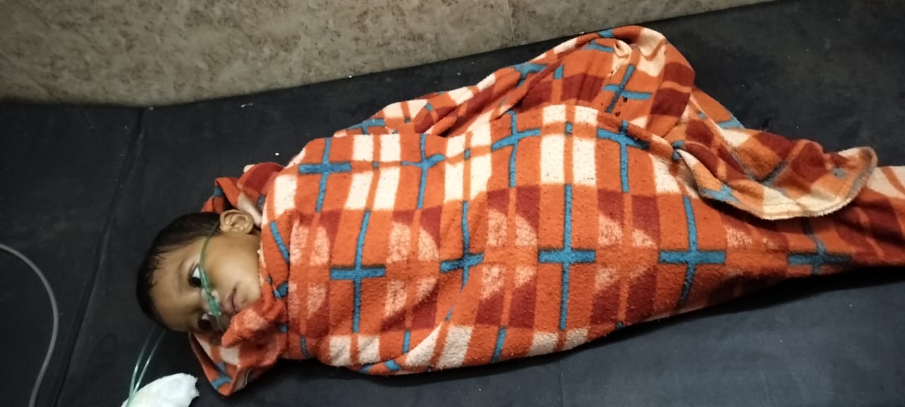 अस्पताल में भर्ती दो वर्षीय दक्ष धुर्वे।