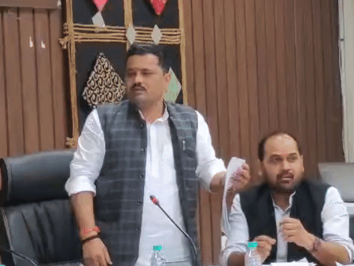 11 जुलाई को हुई साधारण सभा की बैठक में जिला पंचायत उपाध्यक्ष मोहन सिंह जाट ने अवैध खनन का मुद्दा उठाया था।