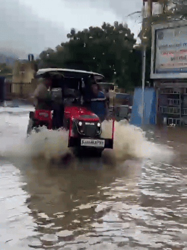 अजमेर के पुष्कर रोड पर मित्तल अस्पताल के आस पास सड़क पर दो से चार फीट पानी भर गया।