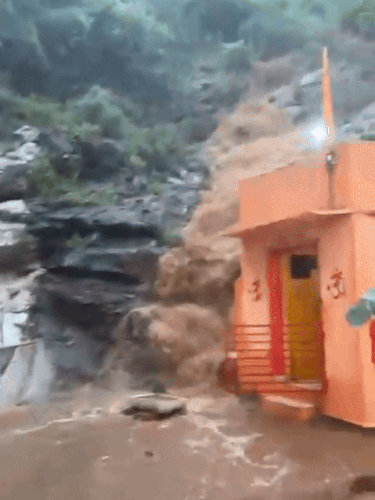 अजमेर झरनेश्वर महादेव मंदिर की पहाड़ी पर बरसात के बाद पानी लगातार बहता रहा। ऐसे में यहां का नजारा झरने जैसा लगा।