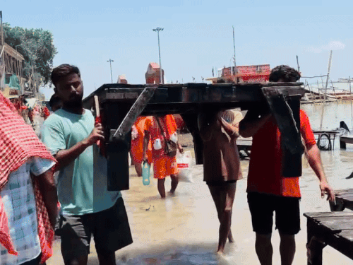 दुकानदार अपने सामान समेटने में जुटे हुए हैं