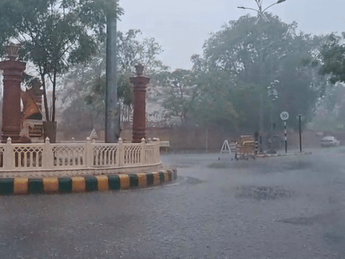 रात 8 बजे से सुबह 7 बजे तक 64 एमएम बरसात दर्ज की गई है।