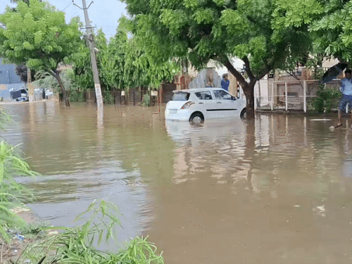 अजमेर के वैशाली नगर में भरा पानी। लोगों को आवाजाही में भी परेशानी उठानी पड़ रही है।