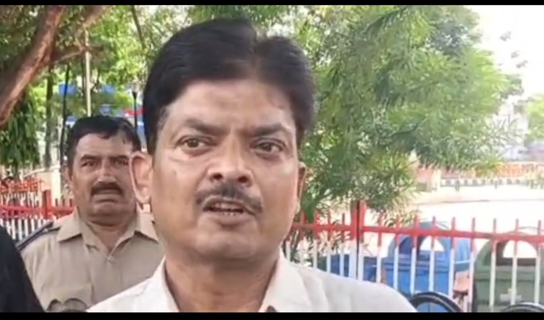 आरटीओ संजय सिंह खुद अभियान की कर रहे मॉनिटरिंग।