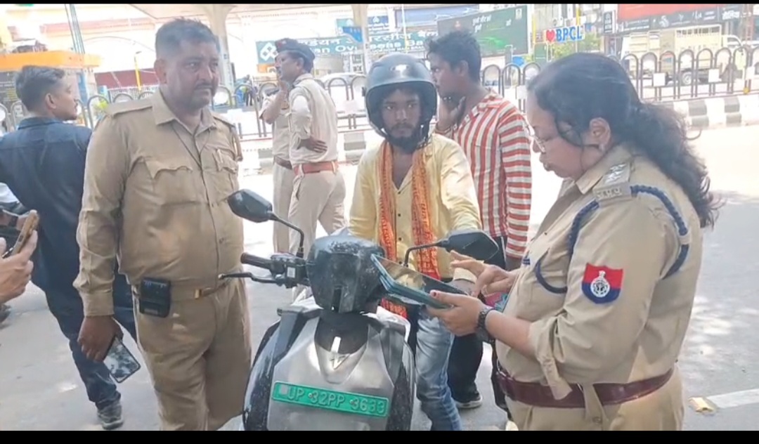 बिना हेलमेट बाइक चलाने वालों को दी गई हिदायत।
