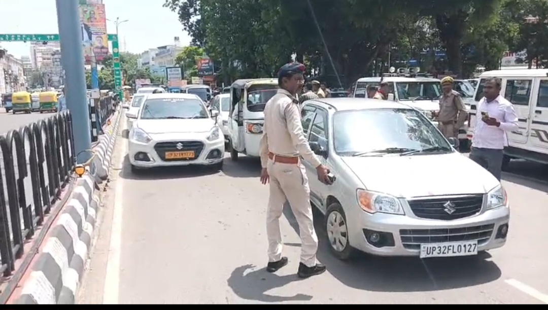 लखनऊ के पॉश इलाकों में चलाया जा रहा चेकिंग अभियान।