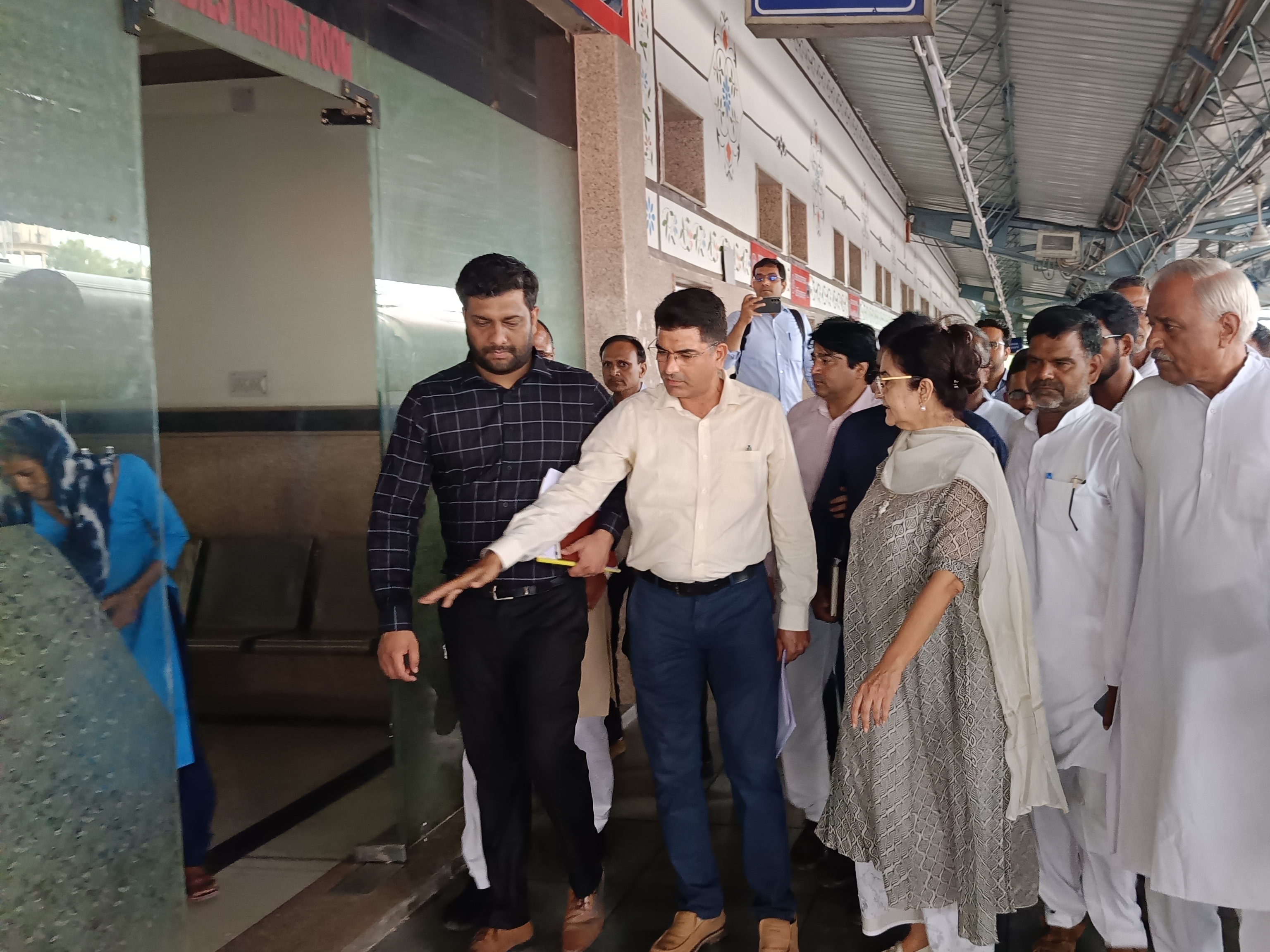 Rajya Sabha MP Kiran Chaudhary arrived to inspect the railway station