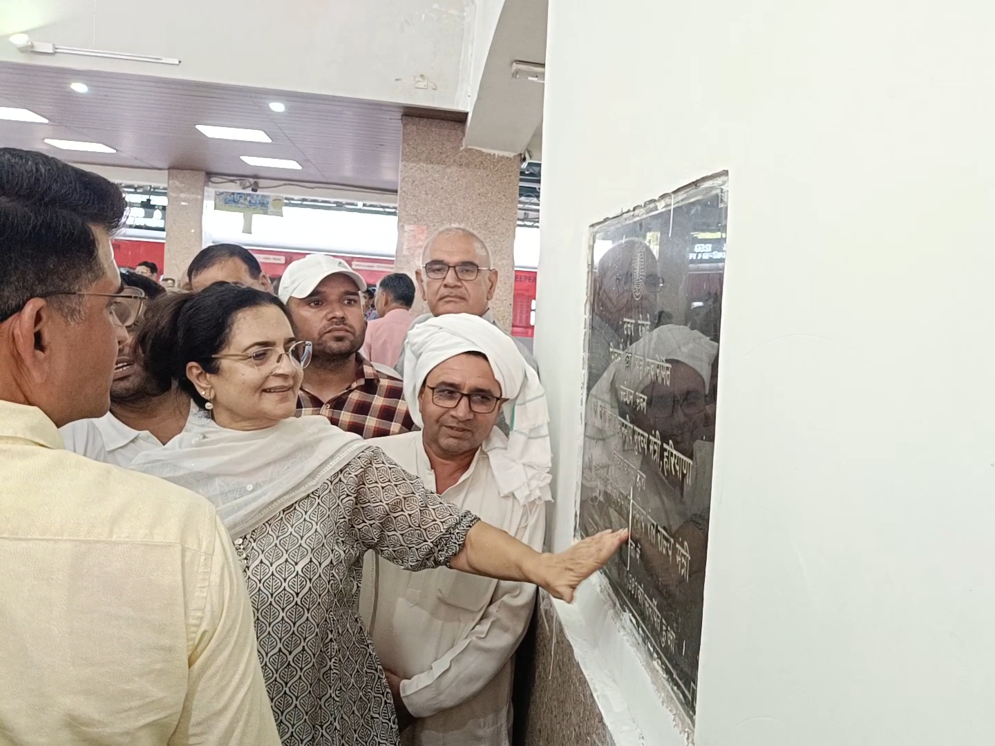 When the inauguration of former CM Chaudhary Bansi Lal at Bhiwani railway station was seen on the craftsman, daughter -in -law Kiran Chaudhary started cleaning her with her hands.