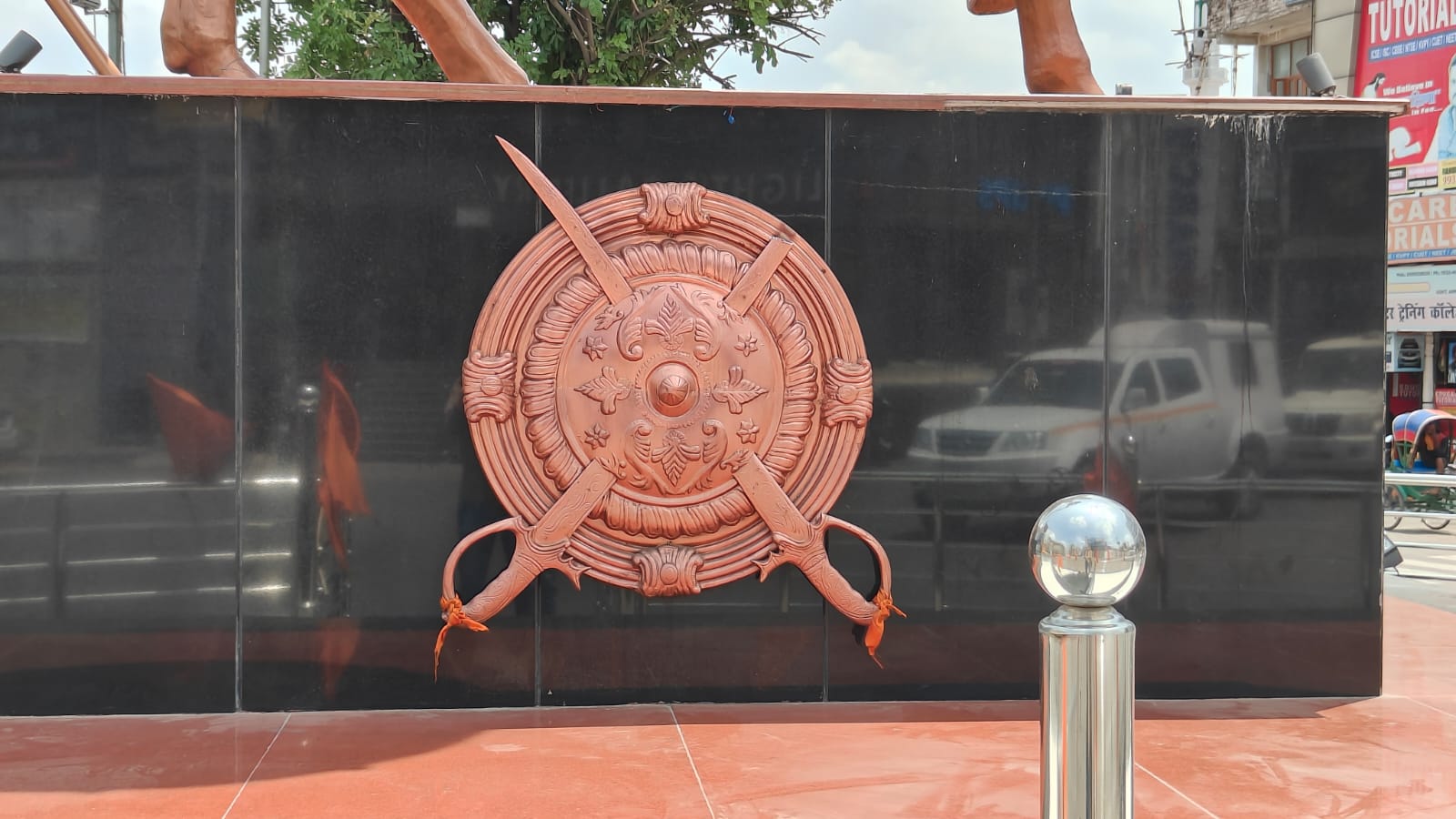 तलवार का हिस्सा तोड़े जाने से स्थानीय लोगों में आक्रोश है।