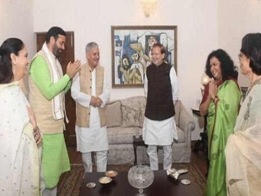 यह फोटो 13 जुलाई का है, जब चंडीगढ़ में स्वास्थ्य मंत्री आरती राव के आवास पर डिनर के लिए सीएम नायब सैनी पहुंचे थे। इस दौरान मंत्री अरविंद शर्मा भी मौजूद थे।