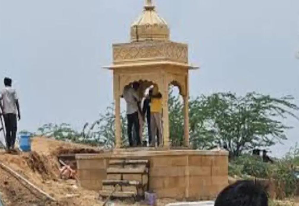 जैसलमेर के बासनपीर गांव में छतरियों के जीणोद्धार का काम शुरू करने को लेकर विवाद शुरू हुआ था।