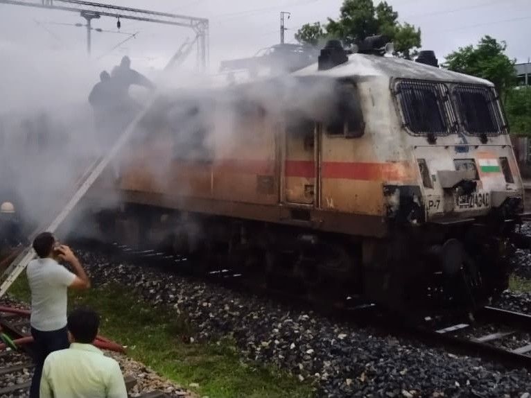 ट्रेन के इंजन में आग की सूचना के बाद अजमेर से इंजीनियर और सुरक्षा की टीमें सेंदड़ा स्टेशन पहुंचीं।