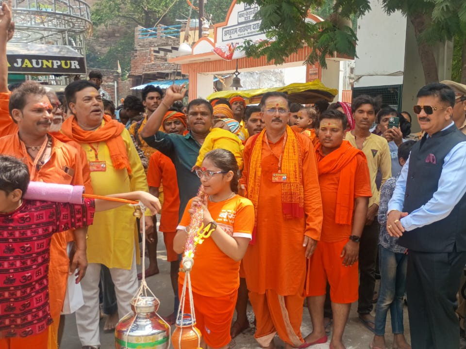 डीएम कांवड़ियों से मिले।
