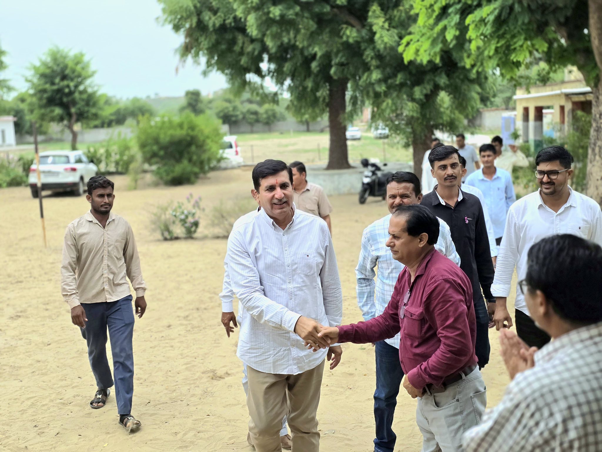 बायतु के राजकीय उच्च माध्यमिक विद्यालय माडपुरा बरवाला में शुक्रवार को हरीश चौधरी। यहां पौधारोपण कार्यक्रम में हिस्सा लिया।