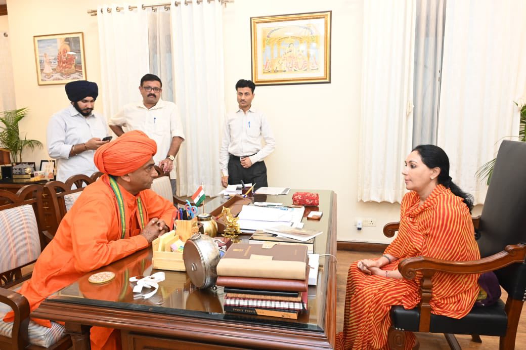 पोकरण विधायक प्रतापपुरी महाराज 17 जुलाई को डिप्टी सीएम से सड़क की मांग को लेकर बात करते हुए।