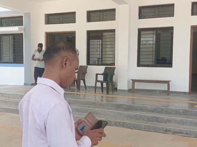 टीचर्स को स्कूल के बाहर जाकर कई बार ई-अटेंडेंस दर्ज कराने प्रयास करने पड़ते हैं।