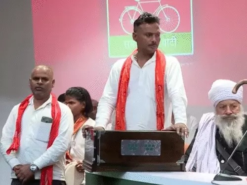 अखिलेश ने पीड़ित को हारमोनियम गिफ्ट की और कथा भी कहलवाई।
