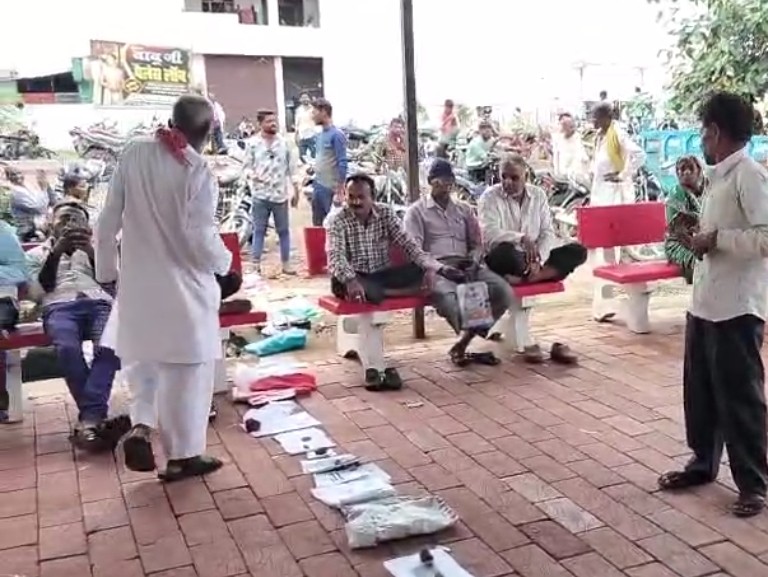 अपनी बारी के लिए लाइन में लगाए झोले।