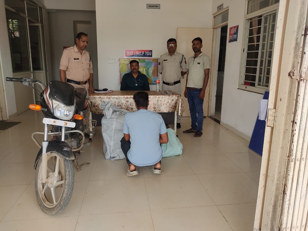 बाइक के साथ गिरफ्तार आरोपी।