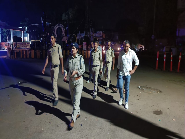 मुरार थाना प्रभारी मैना पटेल गश्त के दौरान वारंटी पकड़ने जाते हुए